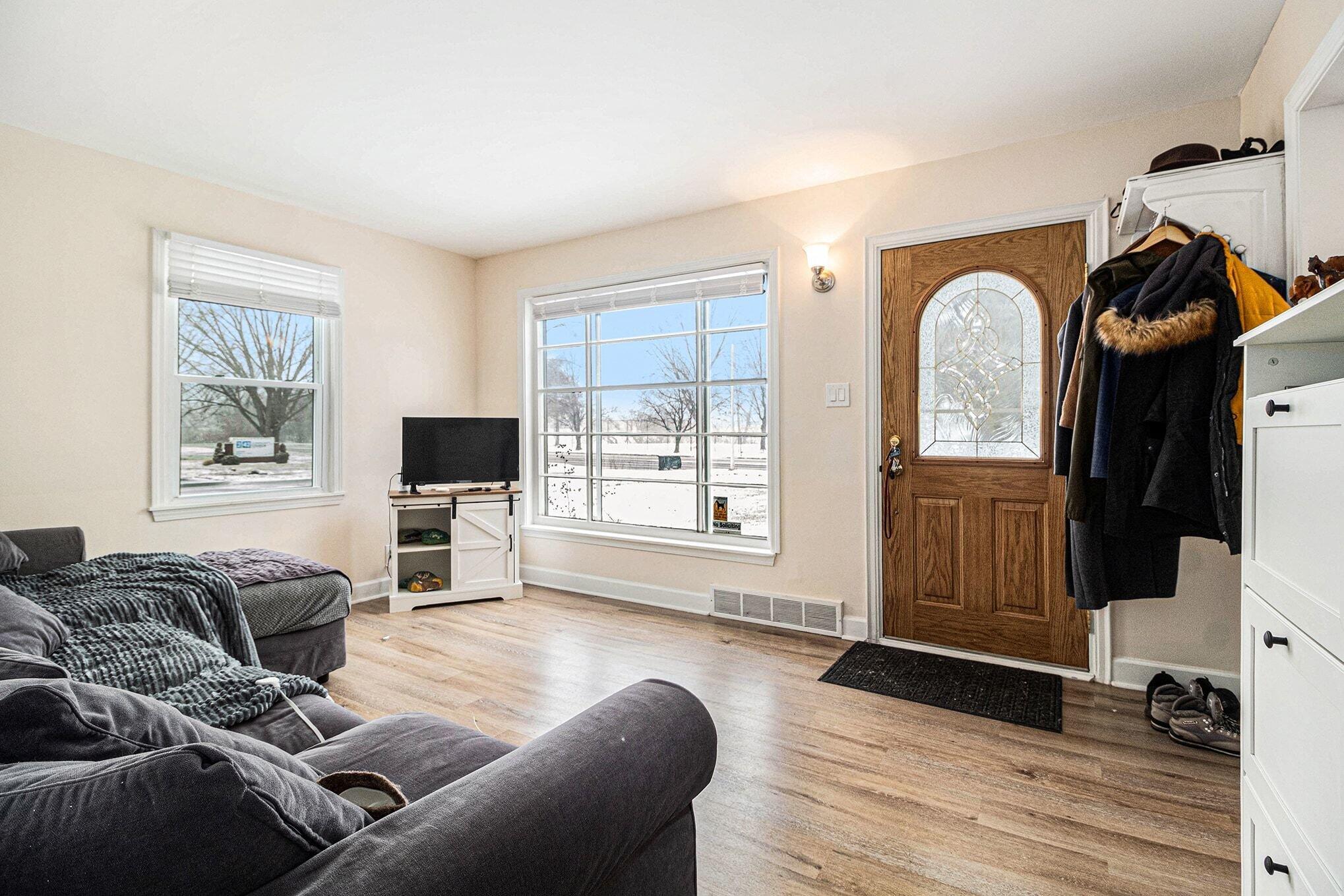 35425 Five Mile Road Livonia, MI 48154 - Photo 4 of 19 004_file_3889