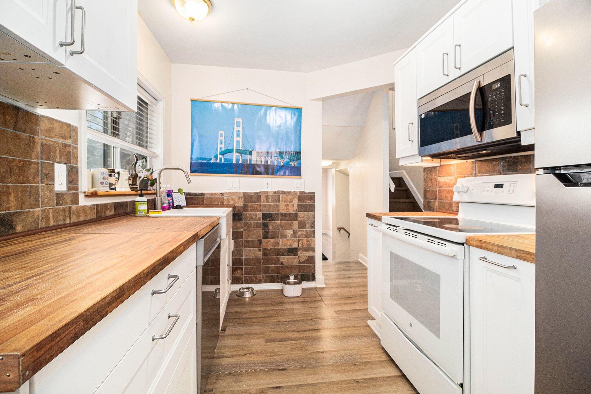 35425 Five Mile Road Livonia, MI 48154 - Photo 6 of 19 006_file_4778