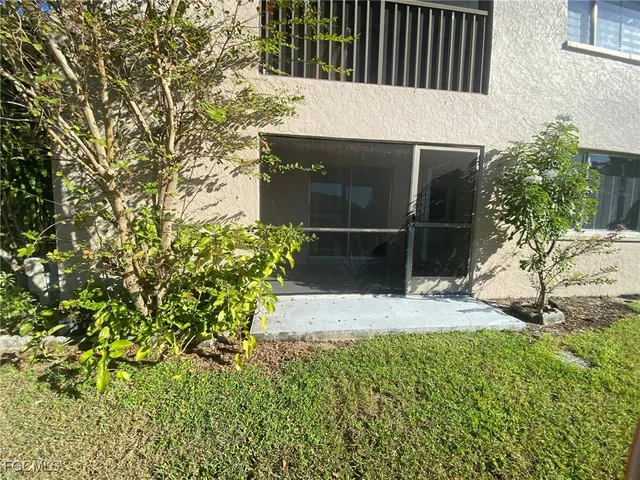 a view of a backyard