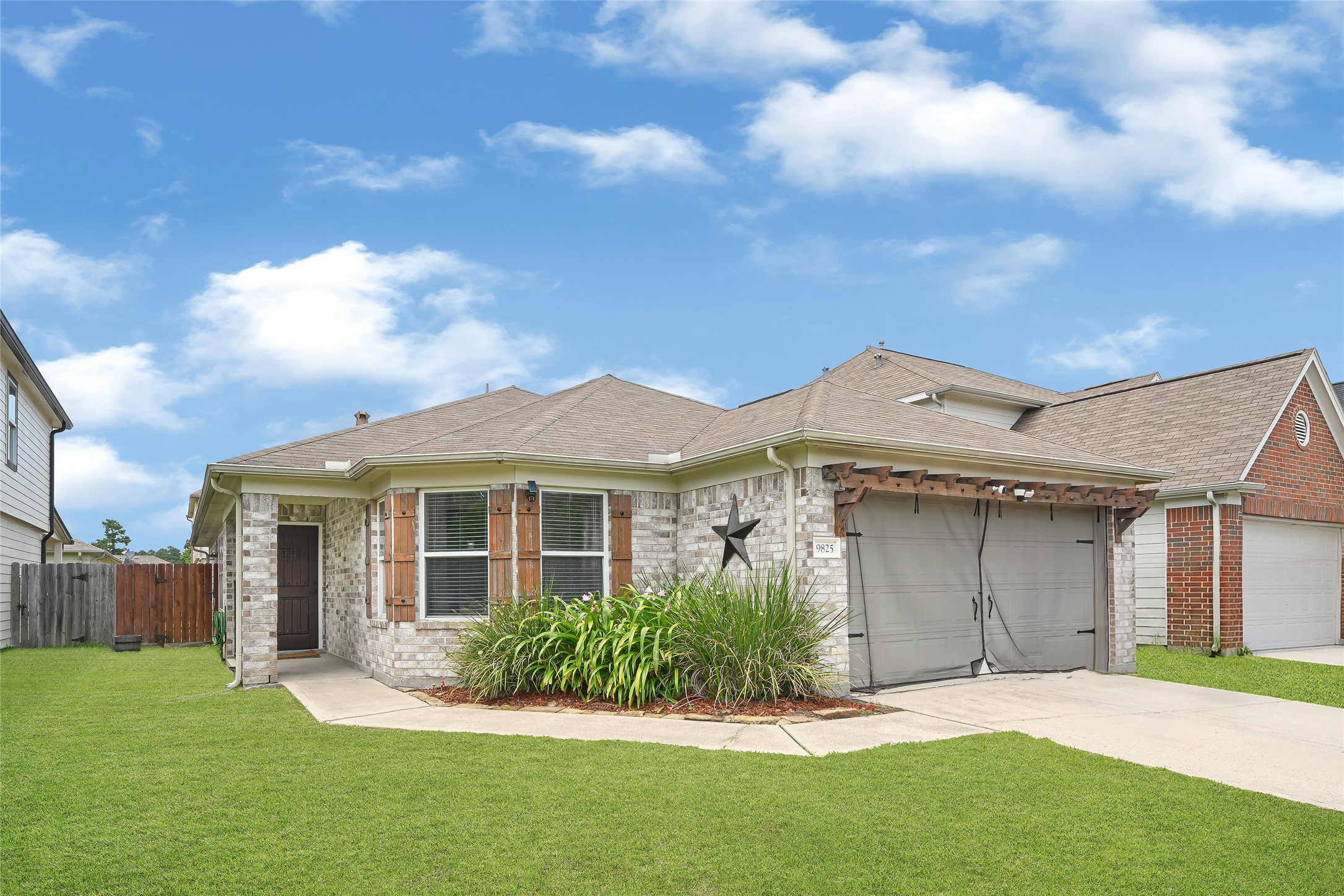 9825 Hyacinth Way Conroe, TX 77385 - Photo 2 of 21