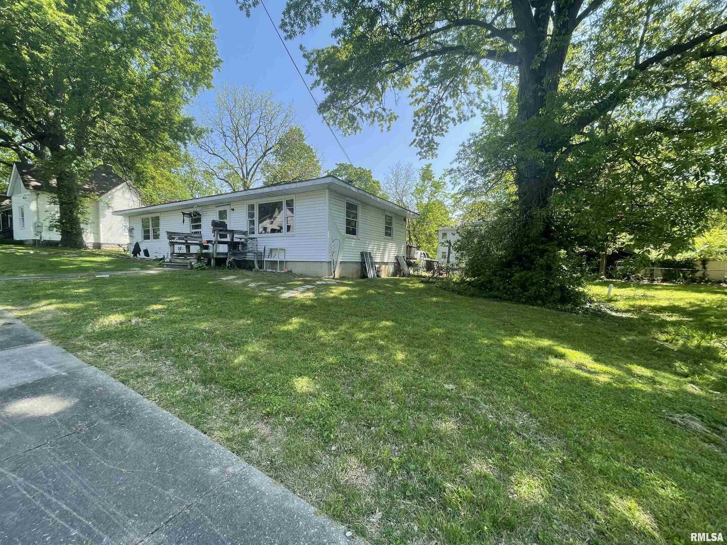 115 South Forest Avenue Carbondale, IL 62901 - Photo 5 of 9 a view of a yard in front of the house