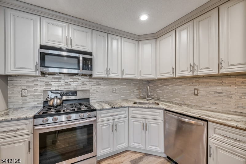 430 Poets Way Mahwah, NJ 07430 - Photo 13 of 25