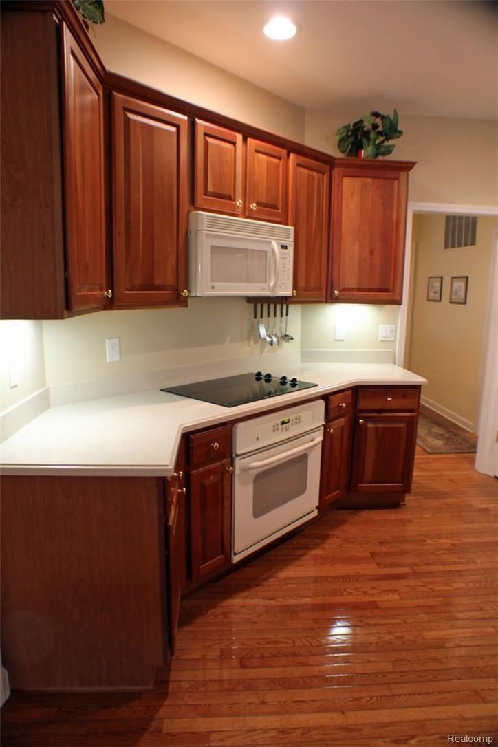 5081 Belmonte Drive, Unit 59 Rochester, MI 48306 - Photo 8 of 22 Kitchen2.jpg