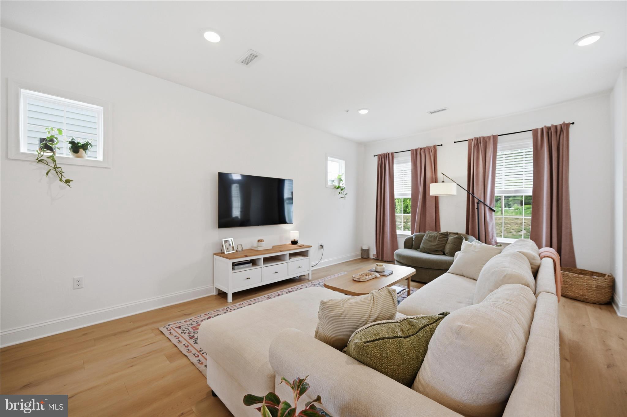 2481 Artesian Way Lancaster, PA 17601 - Photo 6 of 32 Living Room