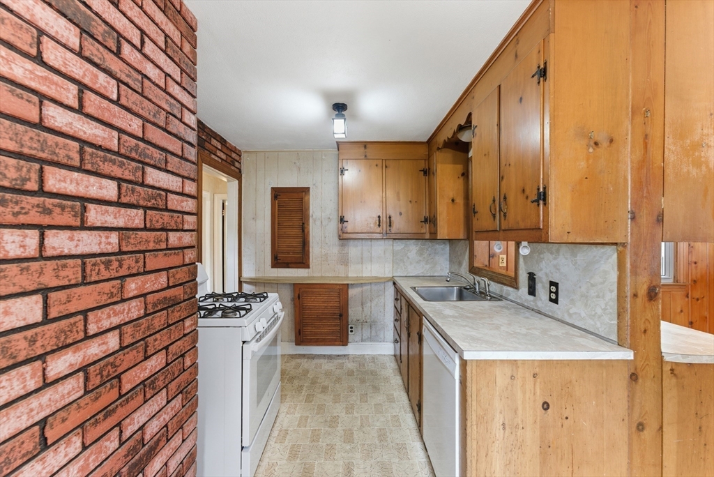 97 Lancaster Street Springfield, MA 01118 - Photo 9 of 42 Gallery Image 9