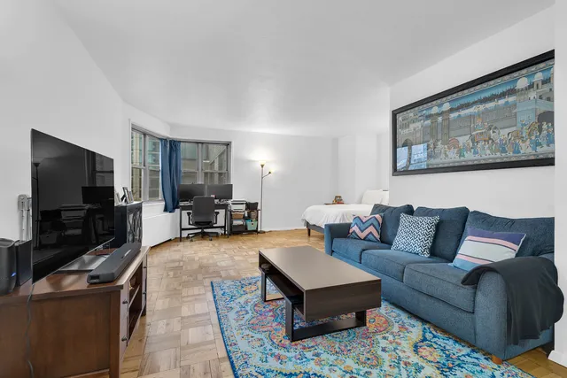 $725,000 | 300 East 40th Street, Unit 6L | Murray Hill