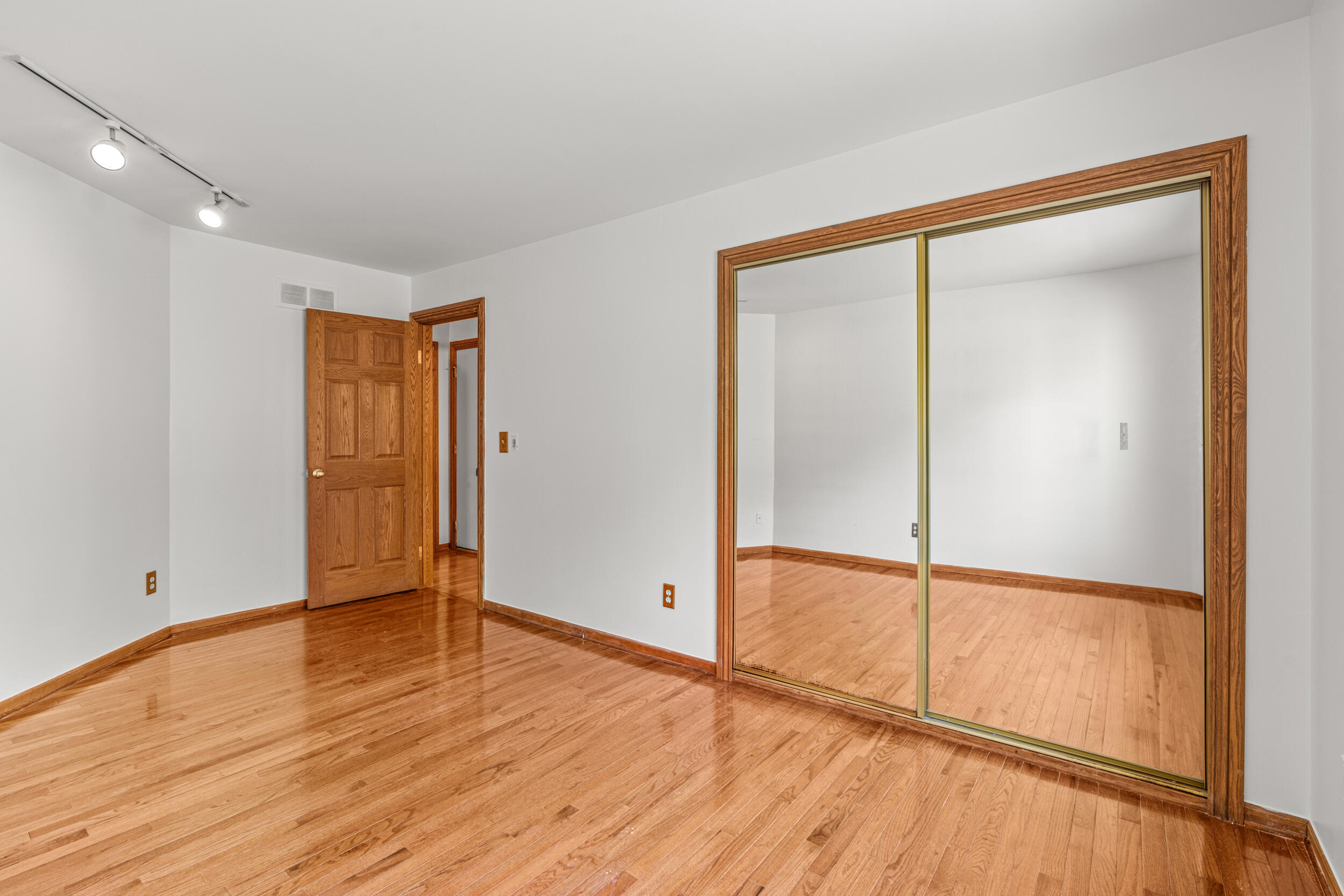 2415 Rochelle Park Drive Rochester Hills, MI 48309 - Photo 14 of 28 BEDROOM