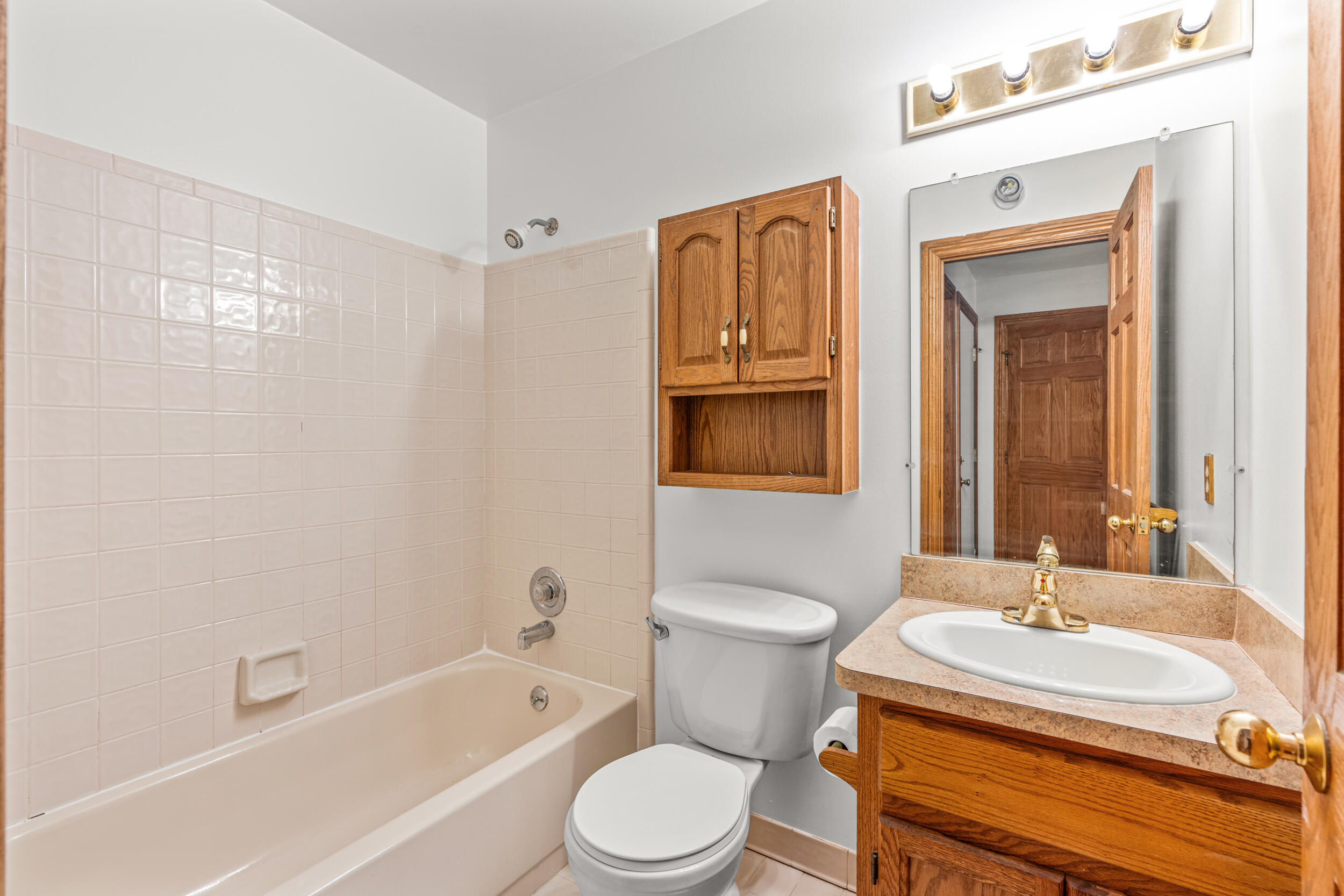 2415 Rochelle Park Drive Rochester Hills, MI 48309 - Photo 15 of 28 FULL BATHROOM