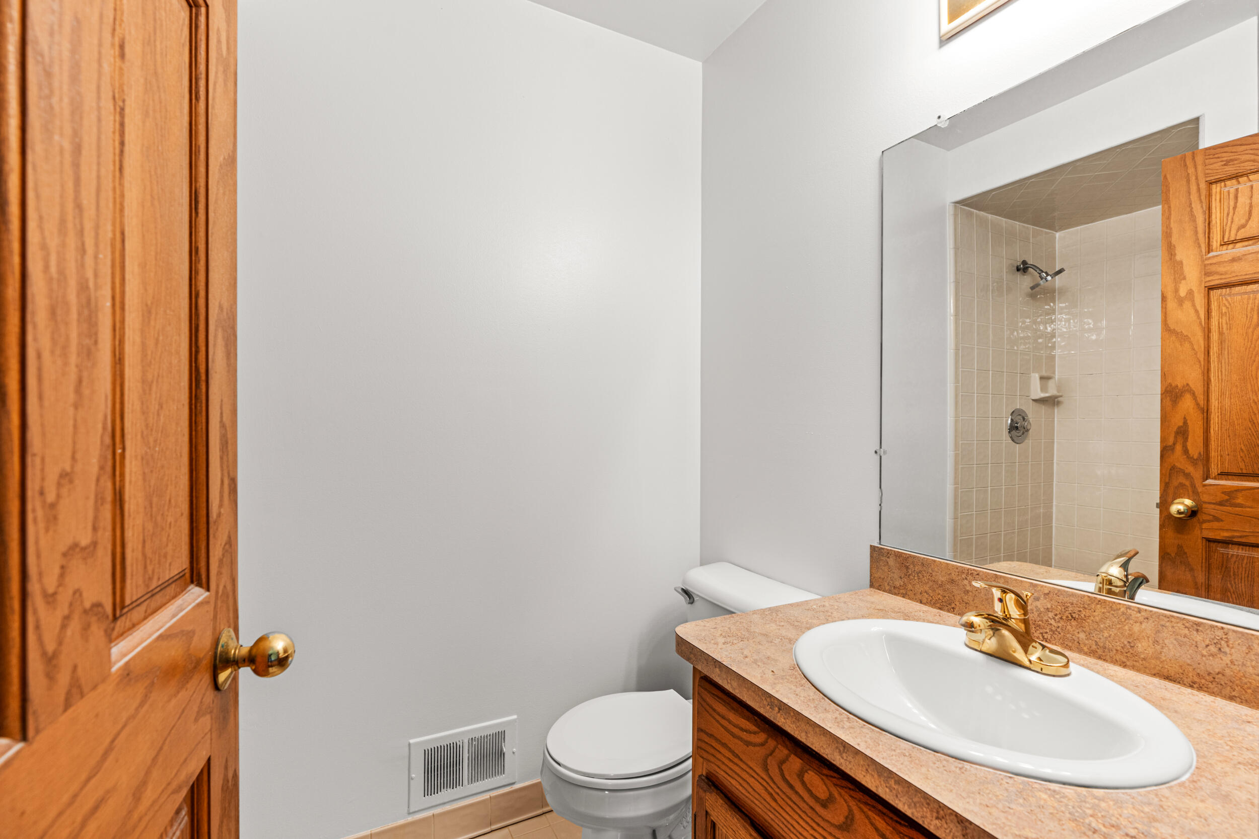 2415 Rochelle Park Drive Rochester Hills, MI 48309 - Photo 16 of 28 MASTER BATHROOM