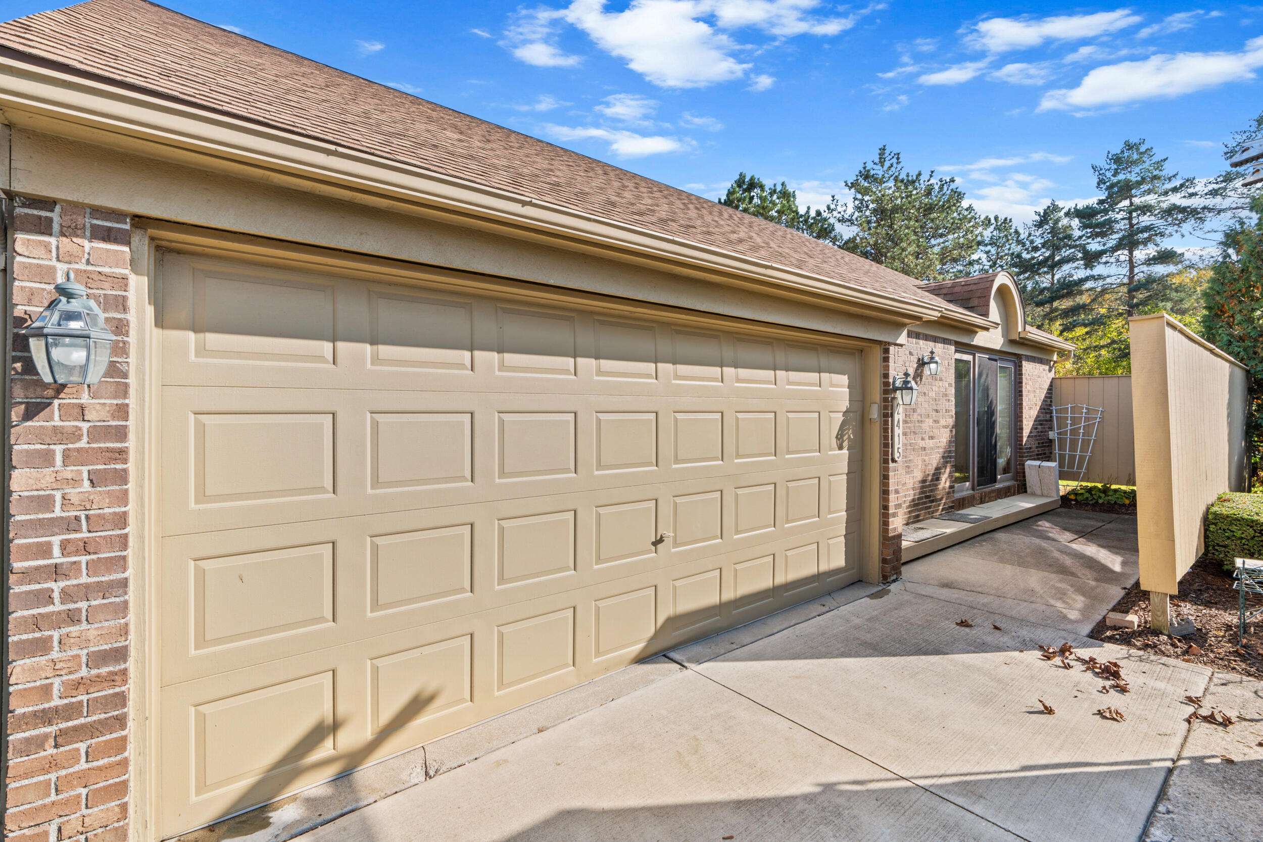 2415 Rochelle Park Drive Rochester Hills, MI 48309 - Photo 21 of 28 2 CAR ATTACHED GARAGE