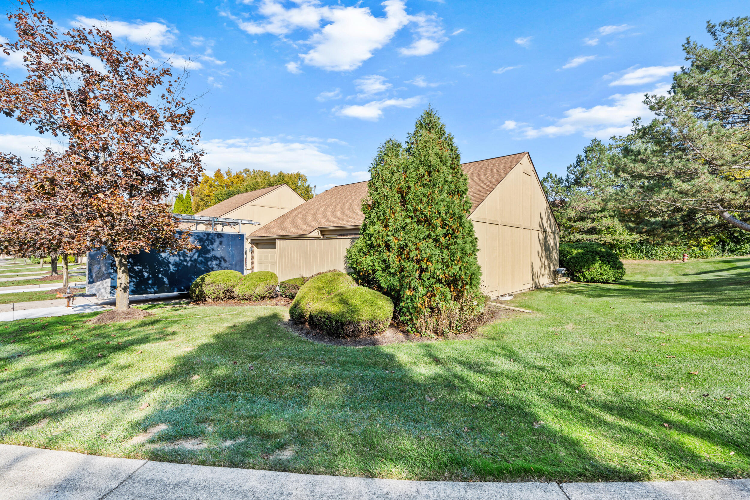 2415 Rochelle Park Drive Rochester Hills, MI 48309 - Photo 3 of 28 SIDE VIEW
