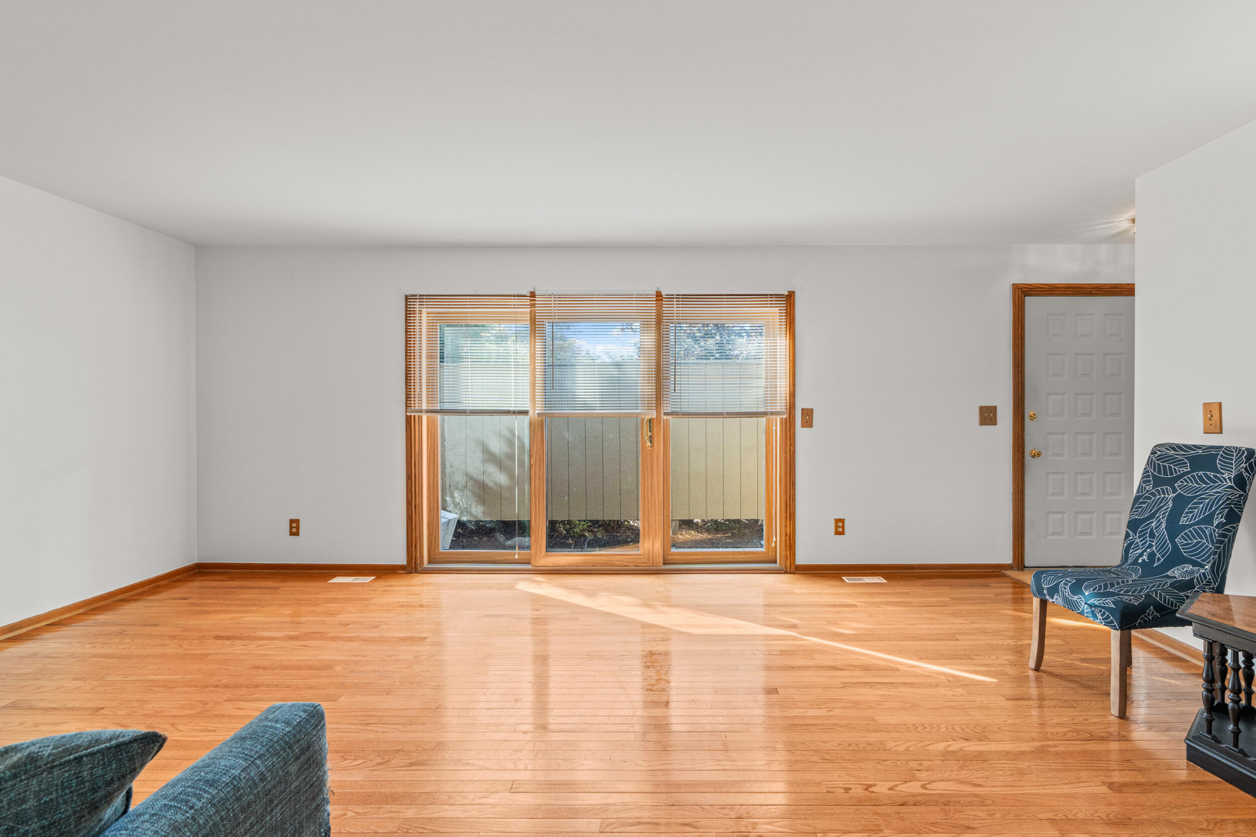 2415 Rochelle Park Drive Rochester Hills, MI 48309 - Photo 5 of 28 LIVING ROOM