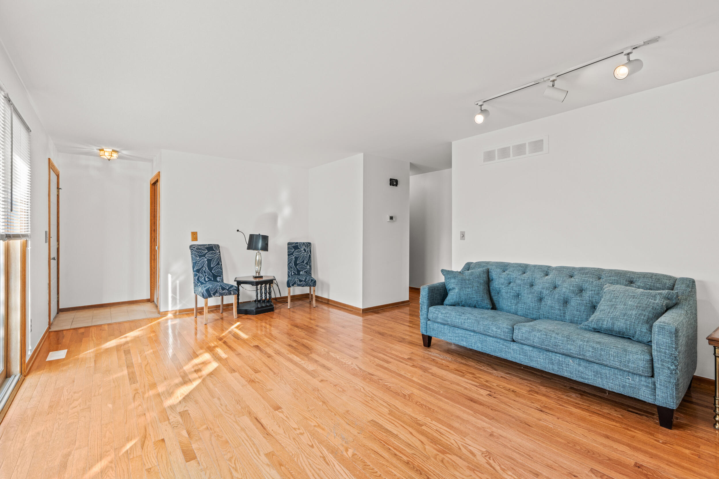 2415 Rochelle Park Drive Rochester Hills, MI 48309 - Photo 6 of 28 LIVING ROOM