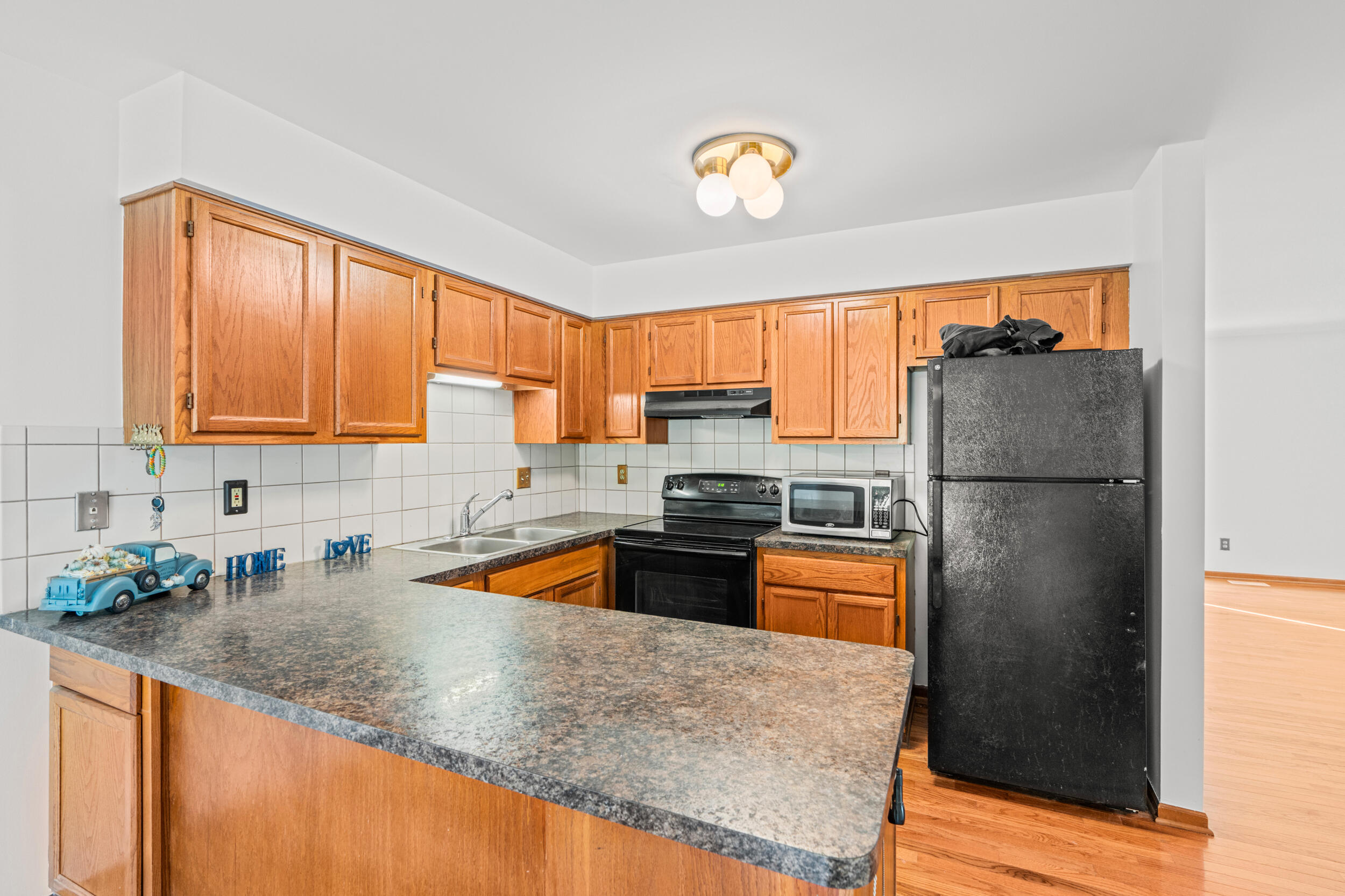 2415 Rochelle Park Drive Rochester Hills, MI 48309 - Photo 7 of 28 KITCHEN
