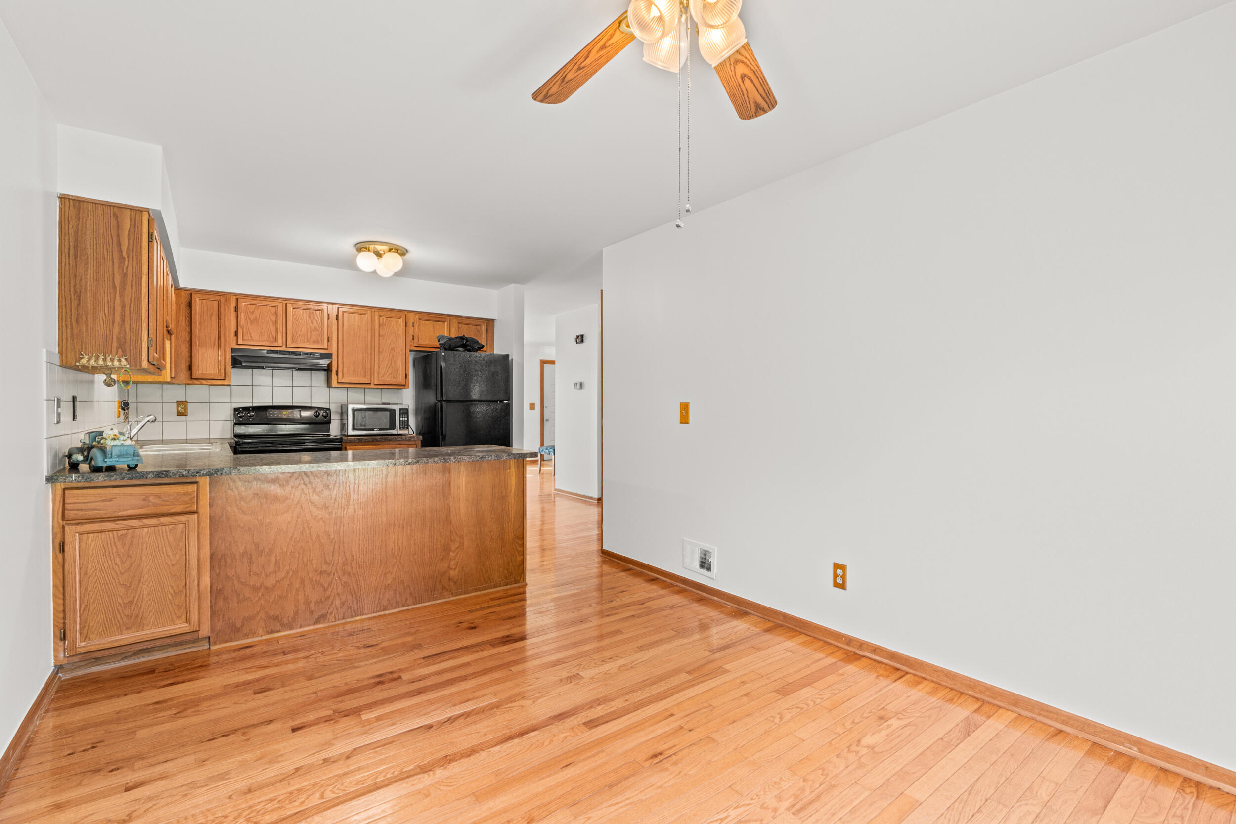 2415 Rochelle Park Drive Rochester Hills, MI 48309 - Photo 9 of 28 KITCHEN/DINING NOOK