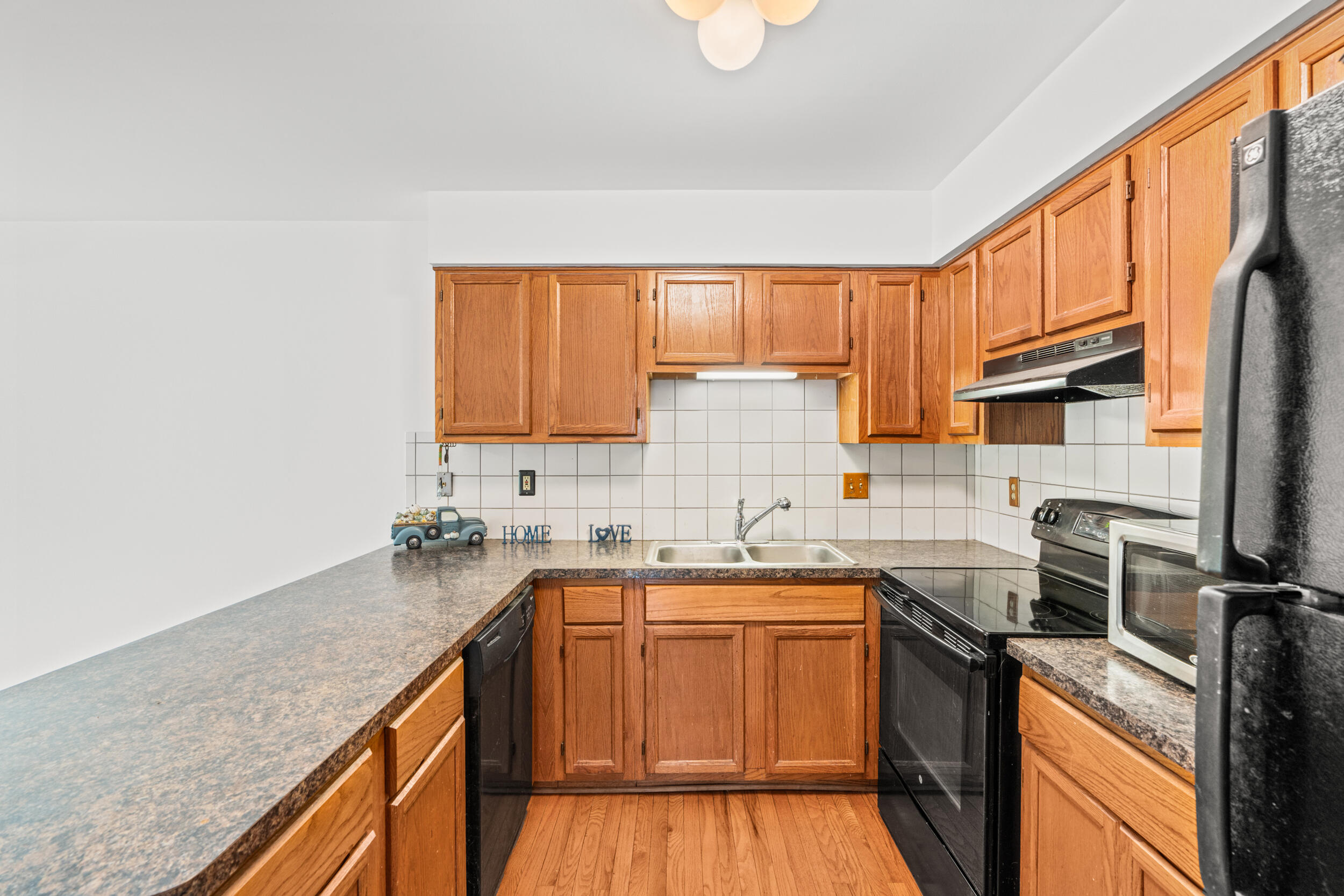 2415 Rochelle Park Drive Rochester Hills, MI 48309 - Photo 10 of 28 KITCHEN