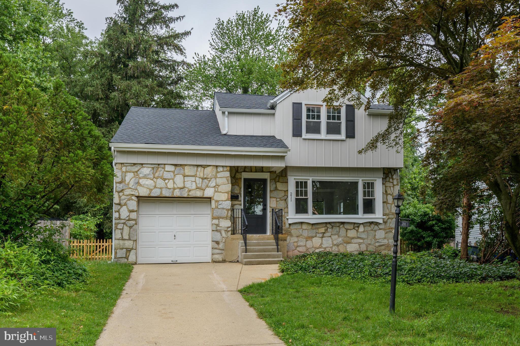 211 North Vineyard Blvd