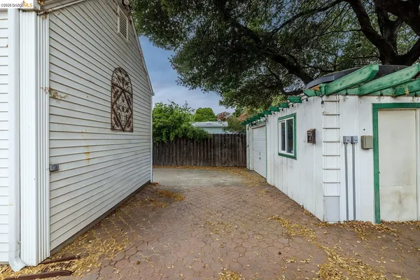 a view of a house with a backyard
