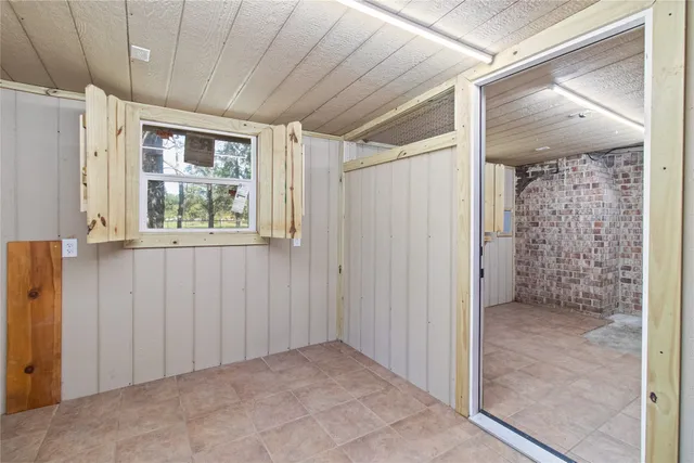 a view of a big room with closet and windows
