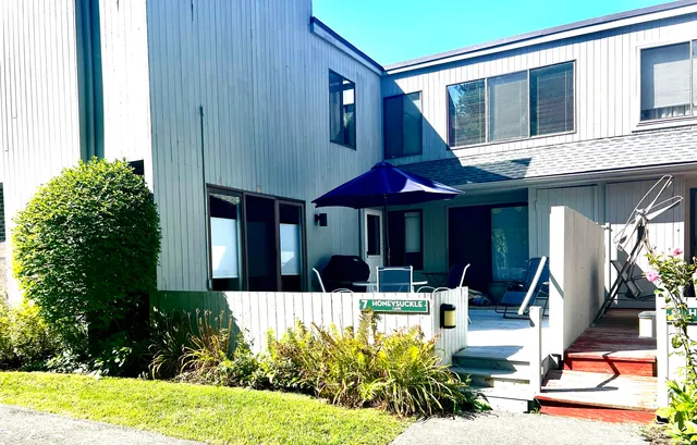 $459,000 | 7 Honeysuckle Lane, Unit 7, Ridgefield, CT 06877