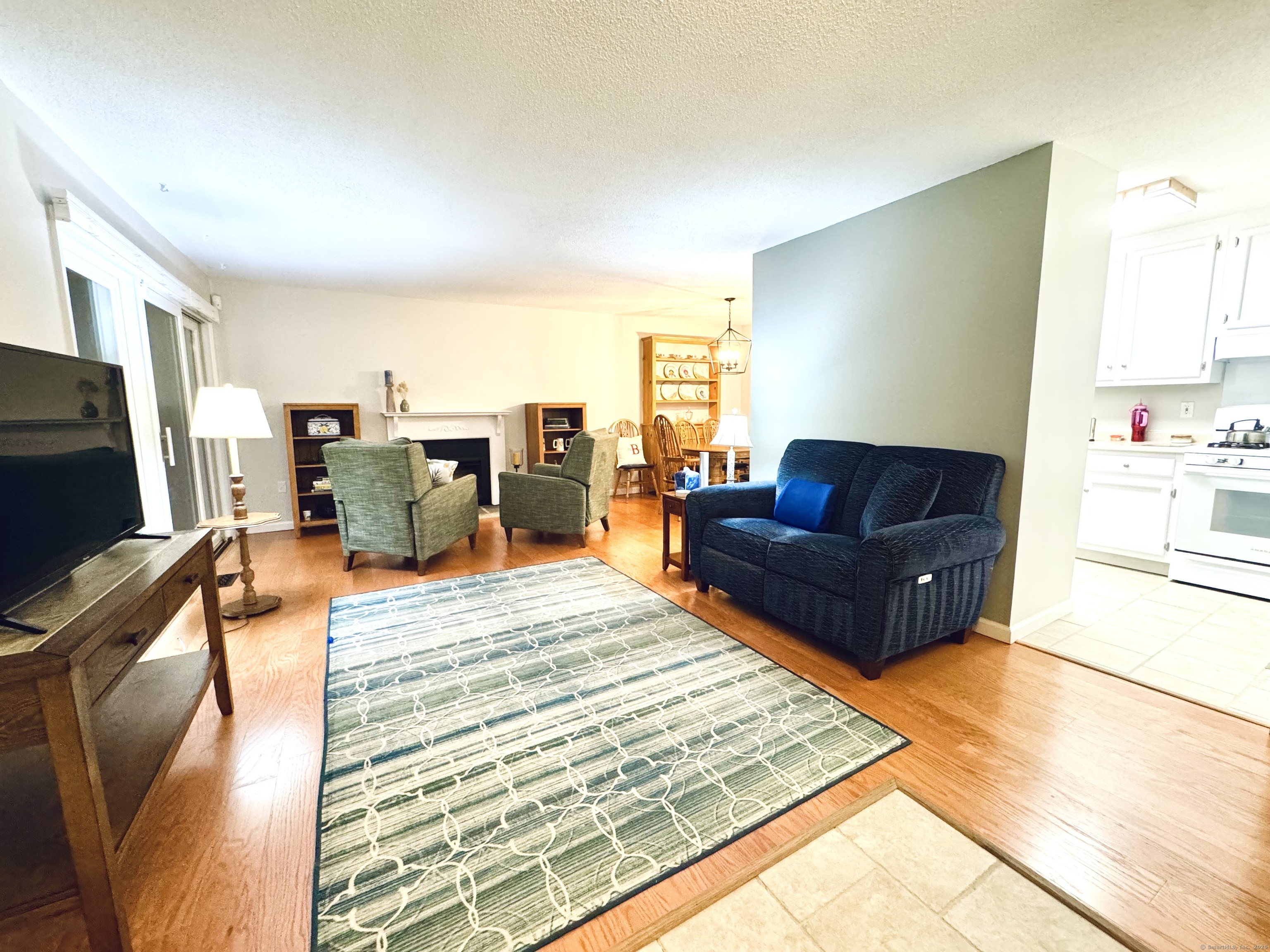 7 Honeysuckle Lane, Unit 7 Ridgefield, CT 06877 - Photo 13 of 22 Spacious Entry and Living Room