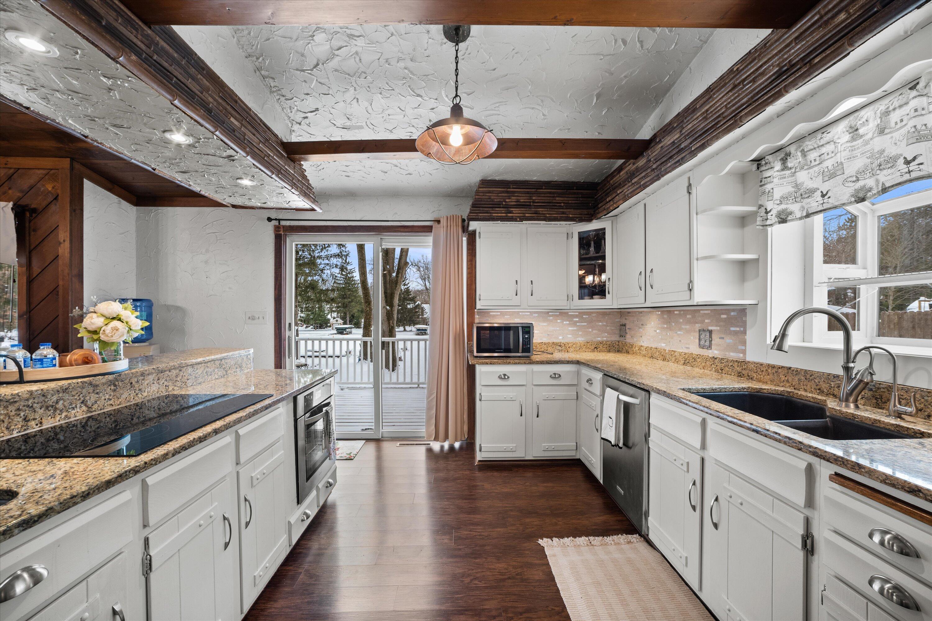 S108W34703 Jacks Bay Road Mukwonago, WI 53149 - Photo 12 of 74 Flowing Kitchen