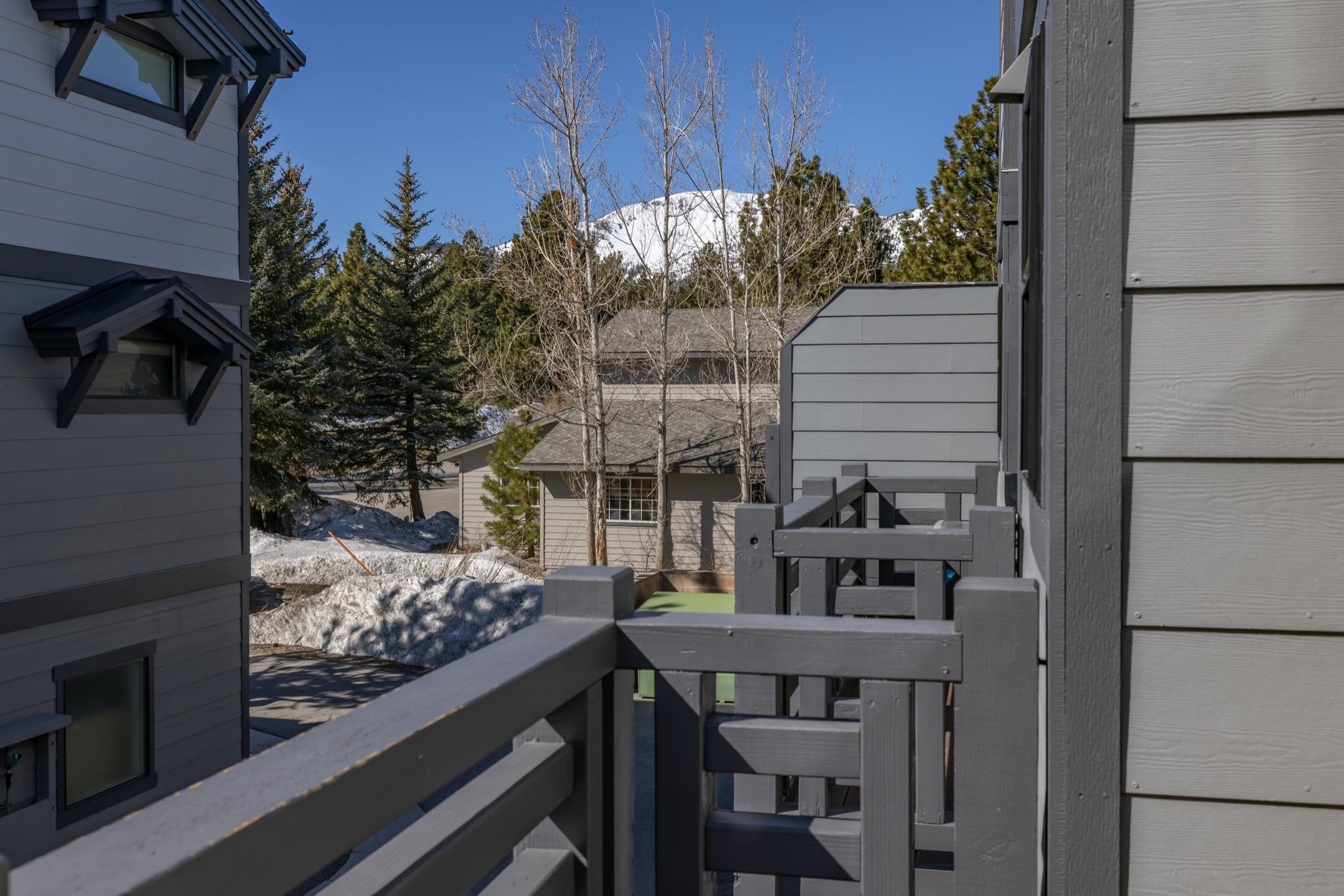 28 Oak Tree Way, Unit 8 Mammoth Lakes, CA 93546 - Photo 30 of 32 a balcony with table and chairs