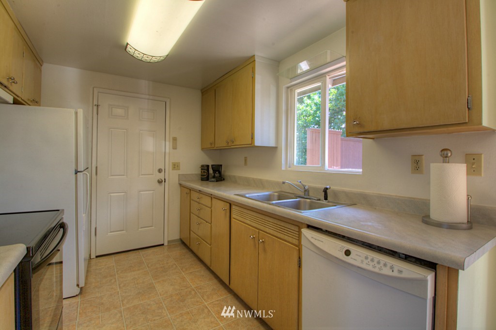 12627 Southeast 169th Place Renton, WA 98058 - Photo 4 of 18 Gallery Image 4