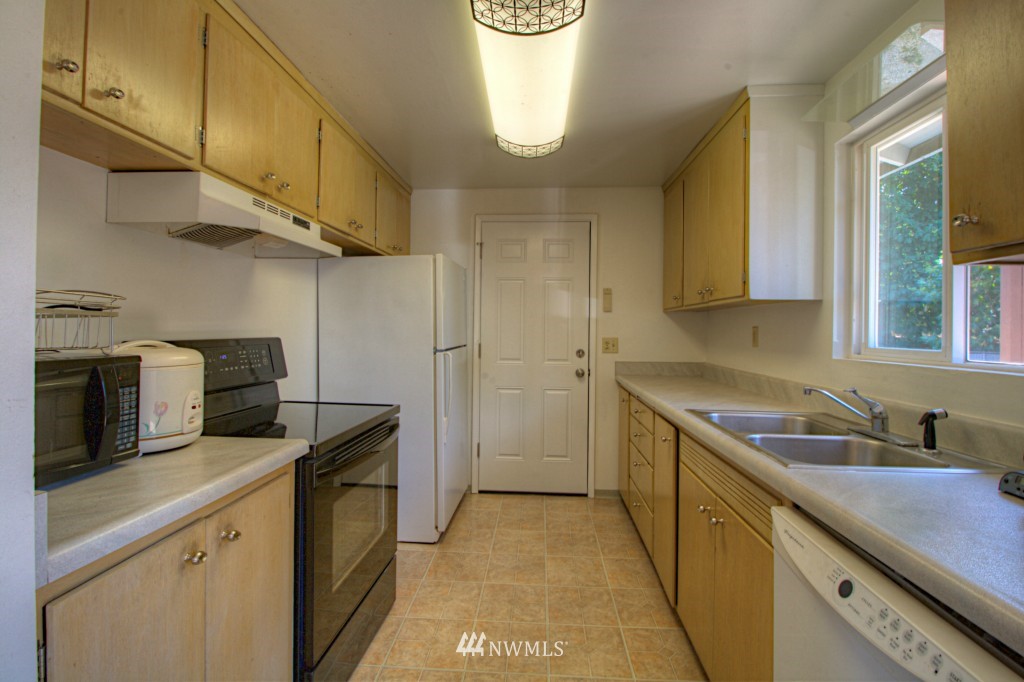 12627 Southeast 169th Place Renton, WA 98058 - Photo 5 of 18 Gallery Image 5