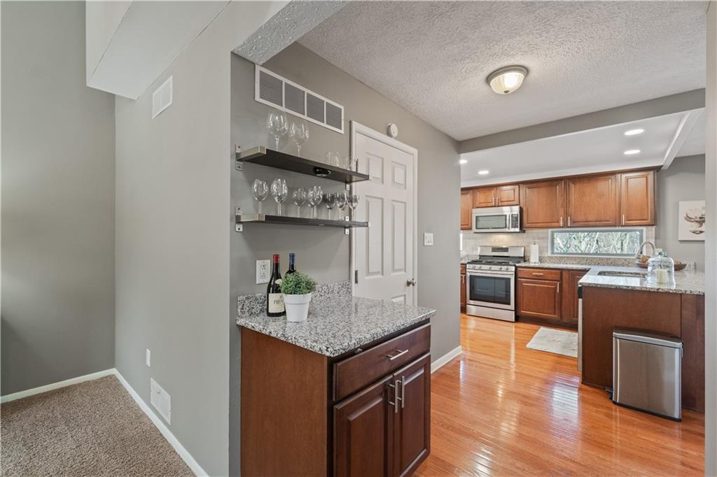 271 Shafer Road Coraopolis, PA 15108 - Photo 16 of 50 Beautiful dry bar for entertaining