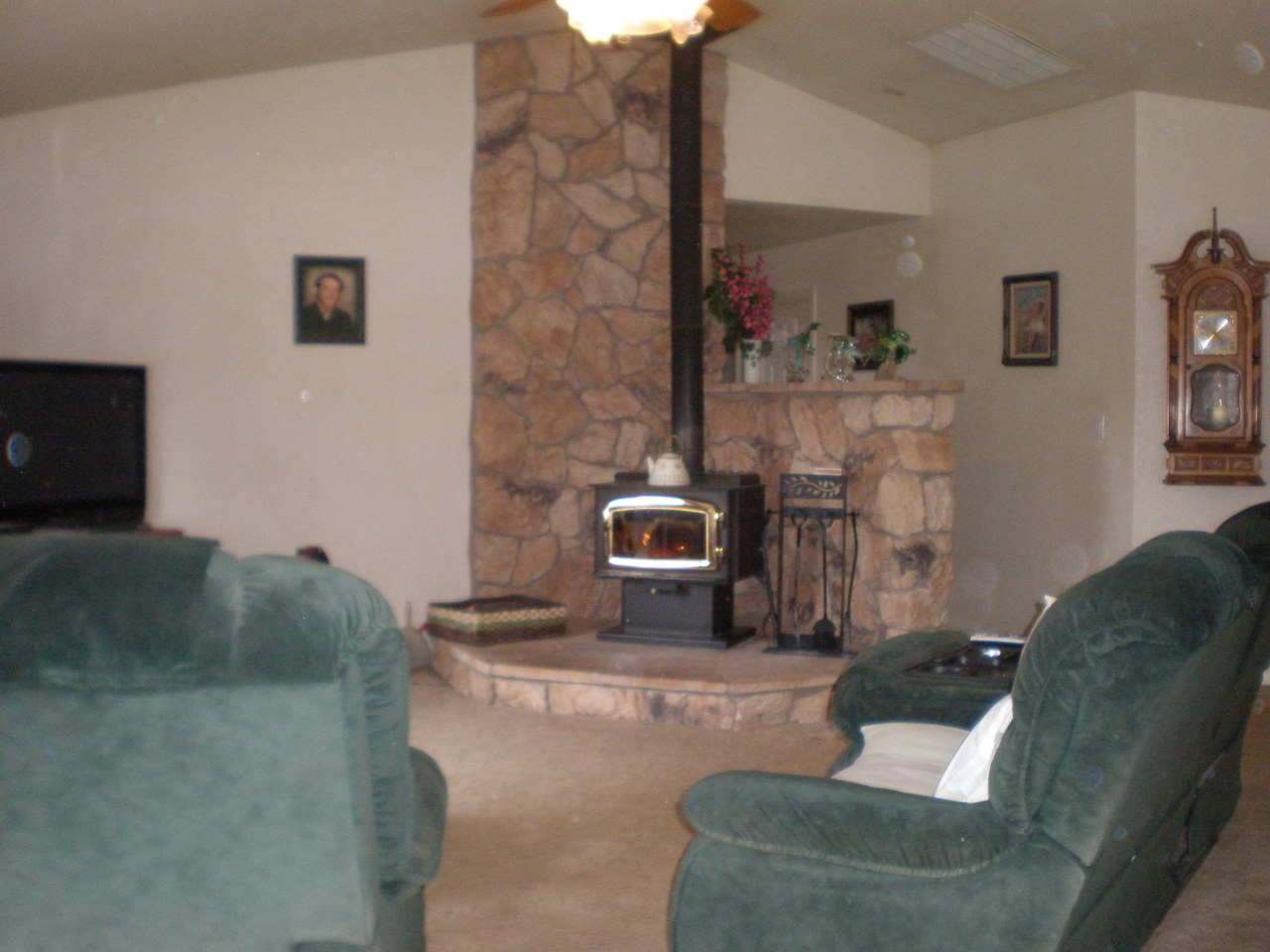 15961 Kaweah Road Oak Run, CA 96069 - Photo 2 of 16 living room