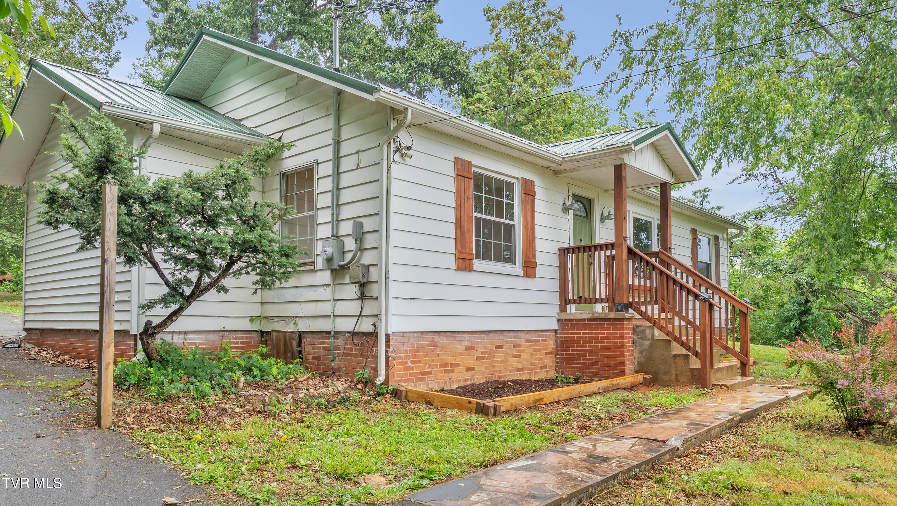 122 Hartley Road Elizabethton, TN 37643 - Photo 3 of 32 DSC07489