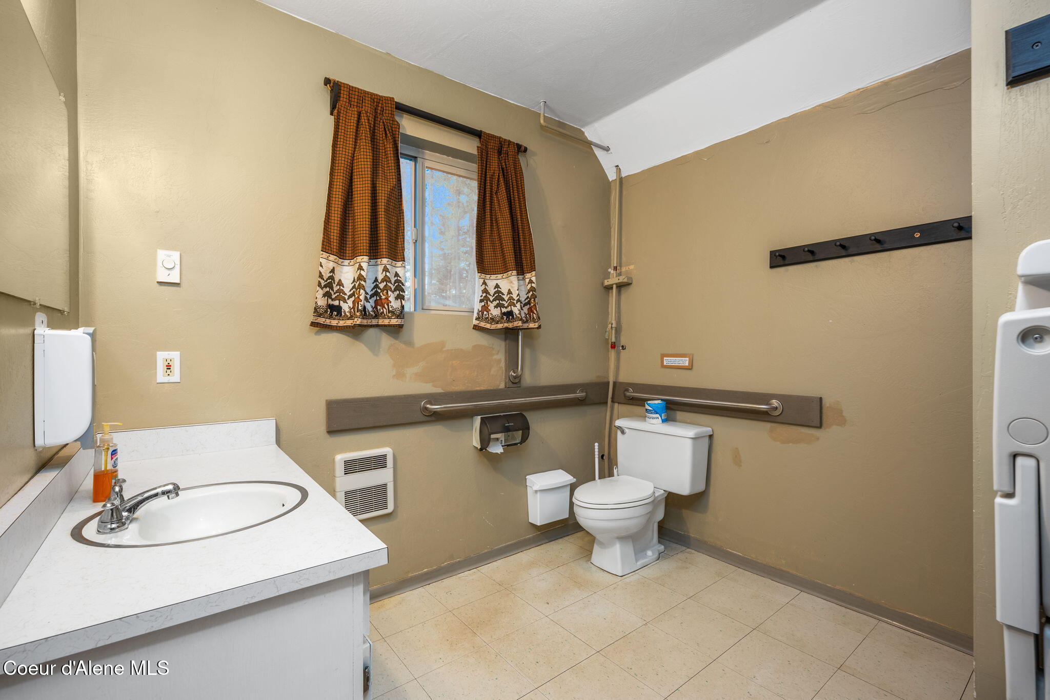 8072 West Radmer Road Rathdrum, ID 83858 - Photo 12 of 45 Event Center Bathroom