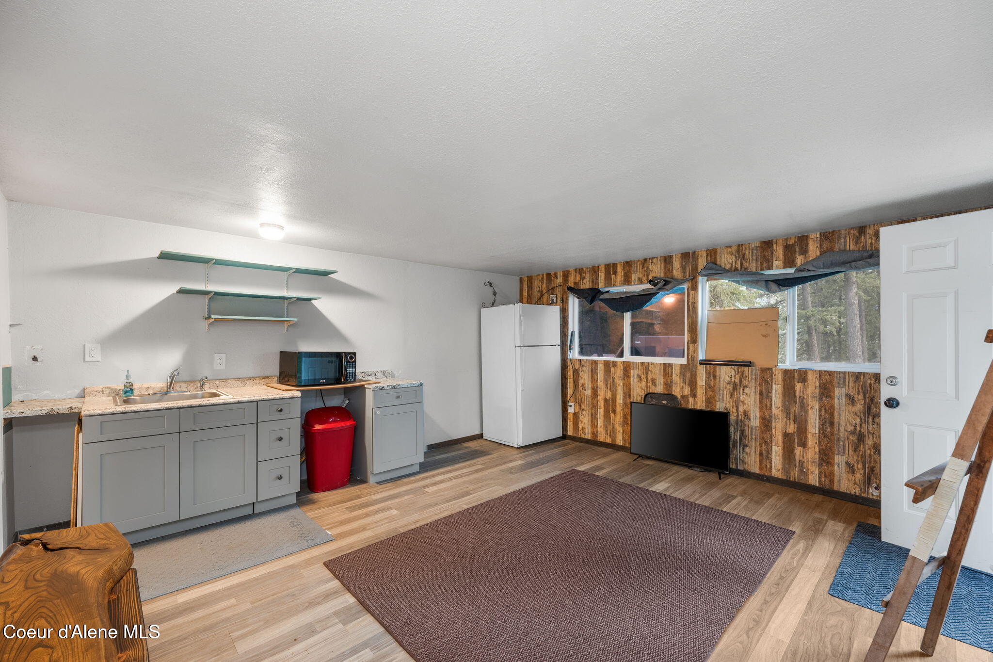 8072 West Radmer Road Rathdrum, ID 83858 - Photo 17 of 45 1-1 Cabin Living / Kitchen