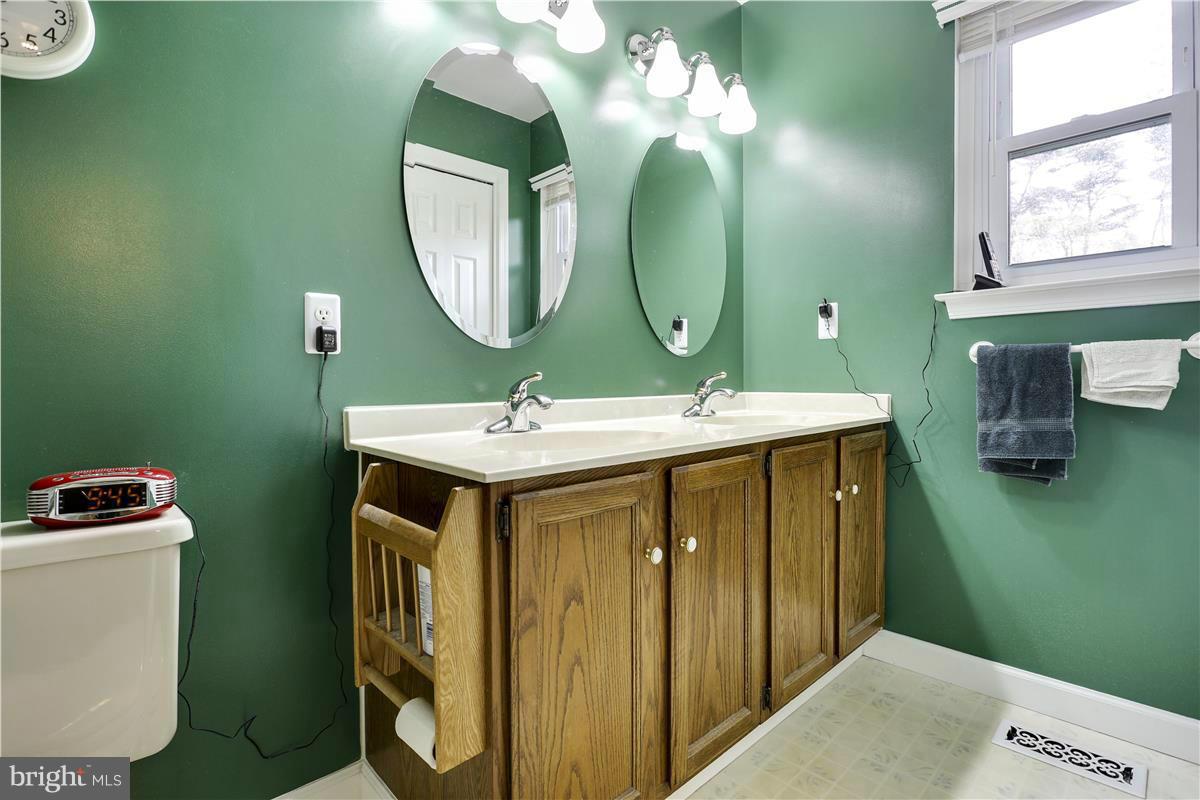 1372 Old Water Oak Point Road Pasadena, MD 21122 - Photo 13 of 30 Bath (Master)