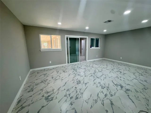 a view of livingroom with furniture