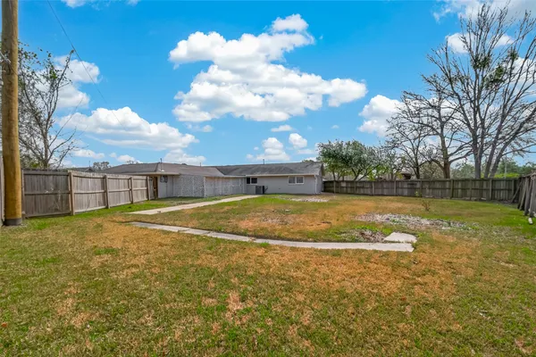 a house view with backyard space
