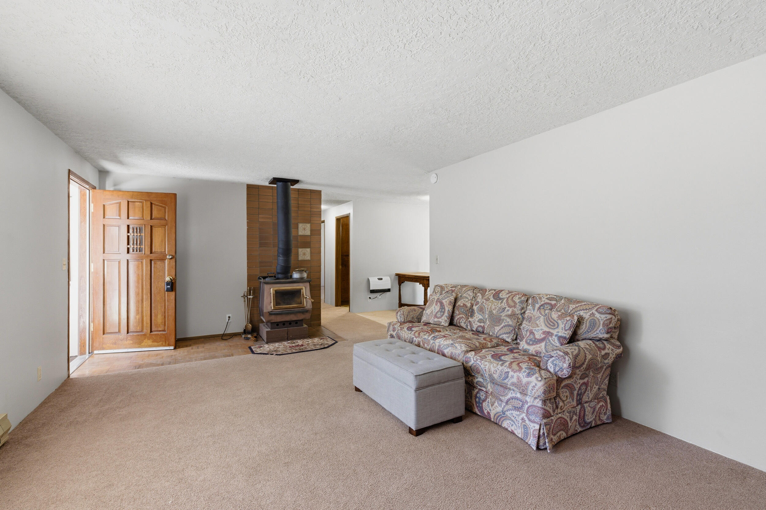 50868 Doe Loop La Pine, OR 97739 - Photo 8 of 51 a living room with furniture and a flat screen tv