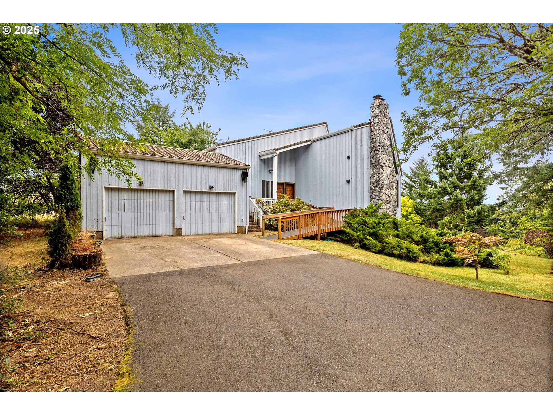 a wooden bench sitting in front of a building