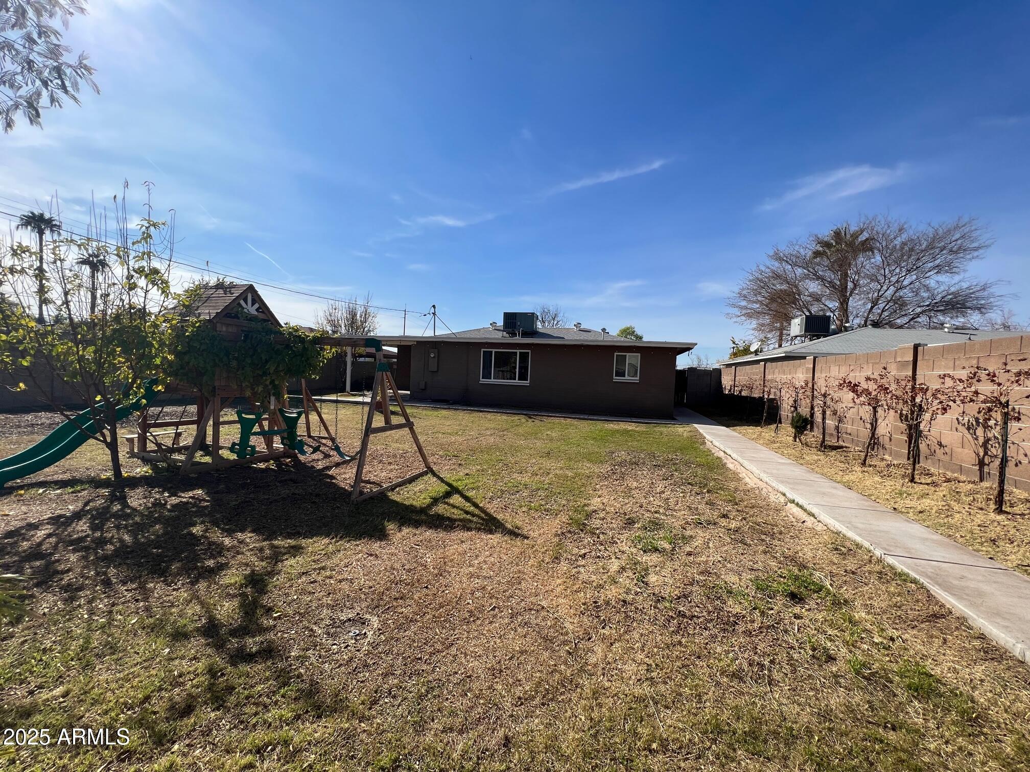 6711 North 14th Place Phoenix, AZ 85014 - Photo 23 of 27 a view of a terrace with a bench