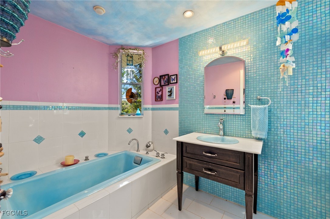 4631 Bowen Bayou Road Sanibel, FL 33957 - Photo 18 of 39 a bathroom with a tub sink and mirror