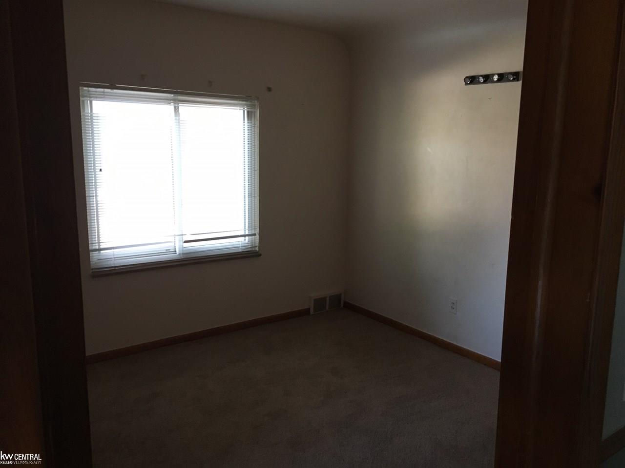 2002 Vernier Road Grosse Pointe, MI 48236 - Photo 10 of 16 31332556-9.JPG