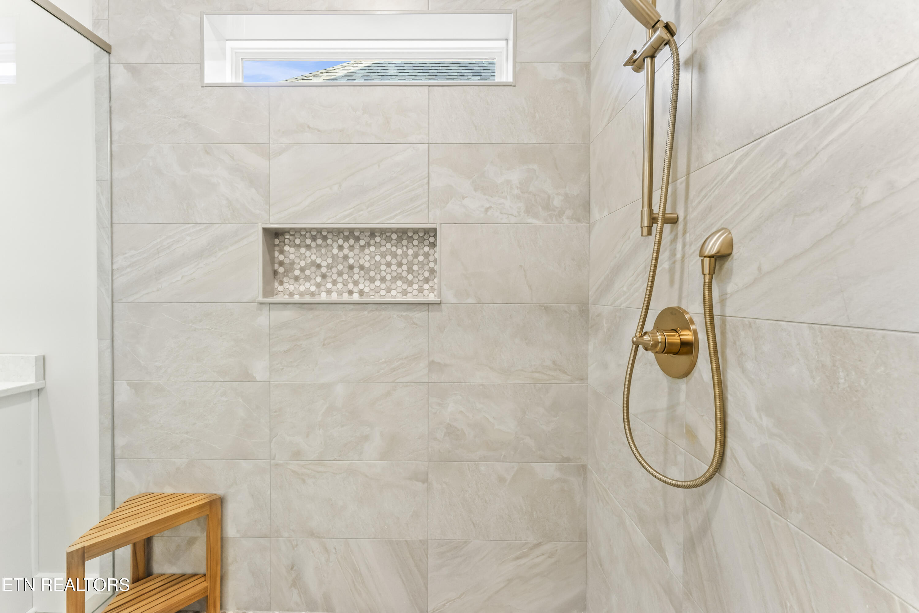 85 Royal Troon Circle Oak Ridge, TN 37830 - Photo 17 of 54 Love that shower!