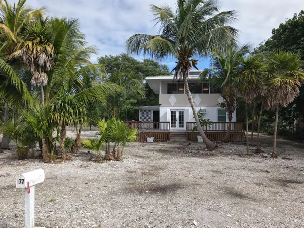 a view of a yard with a house