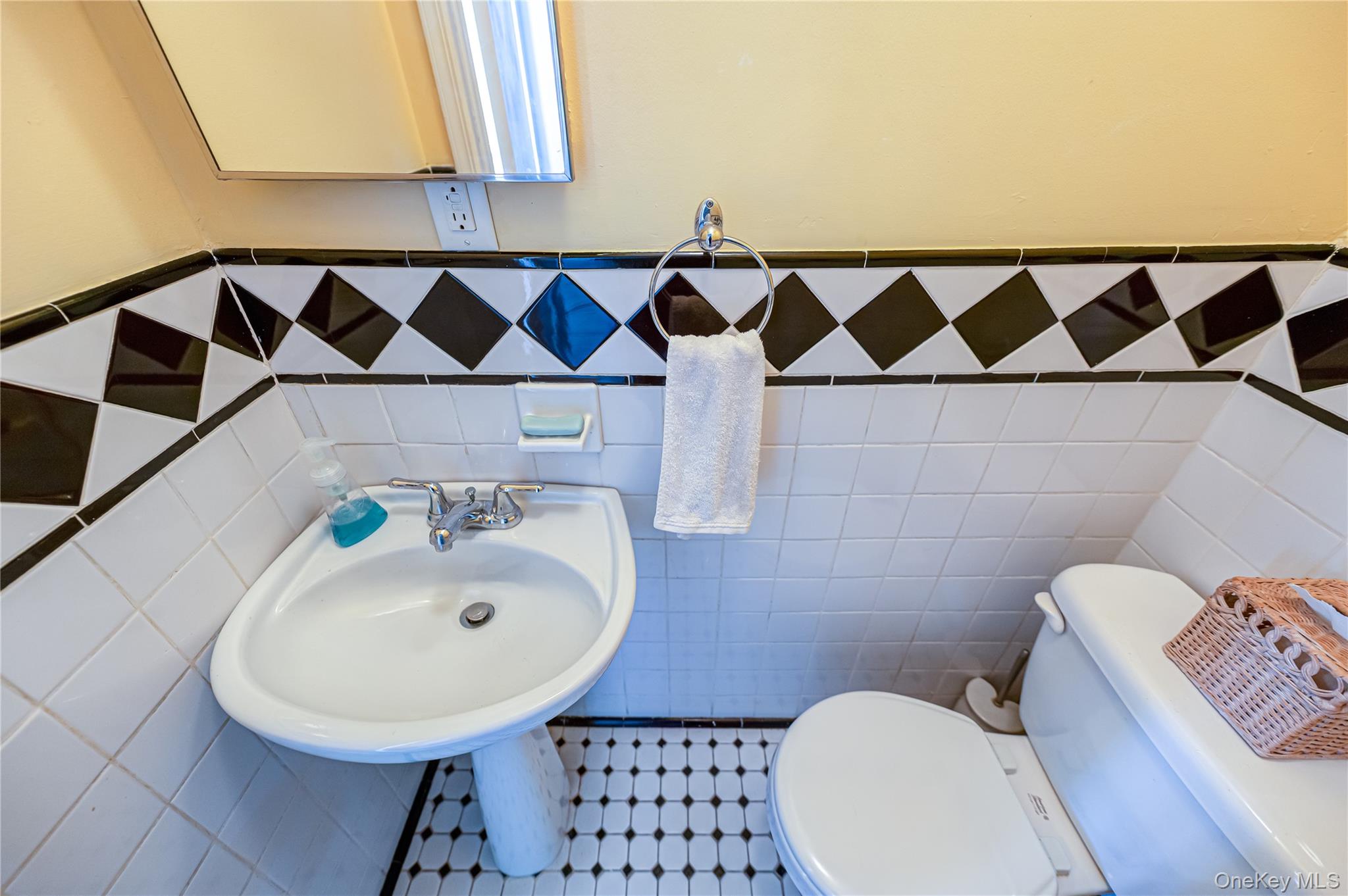 33 Soloff Road Massapequa, NY 11758 - Photo 12 of 42