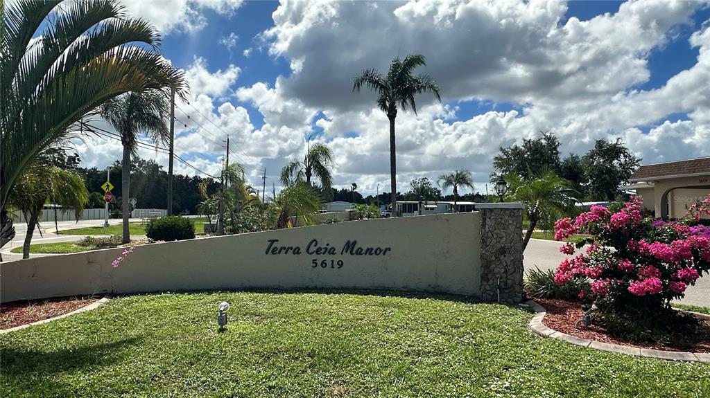 5619 Bayshore Road, Unit 163 Palmetto, FL 34221 - Photo 39 of 44 a view of a garden