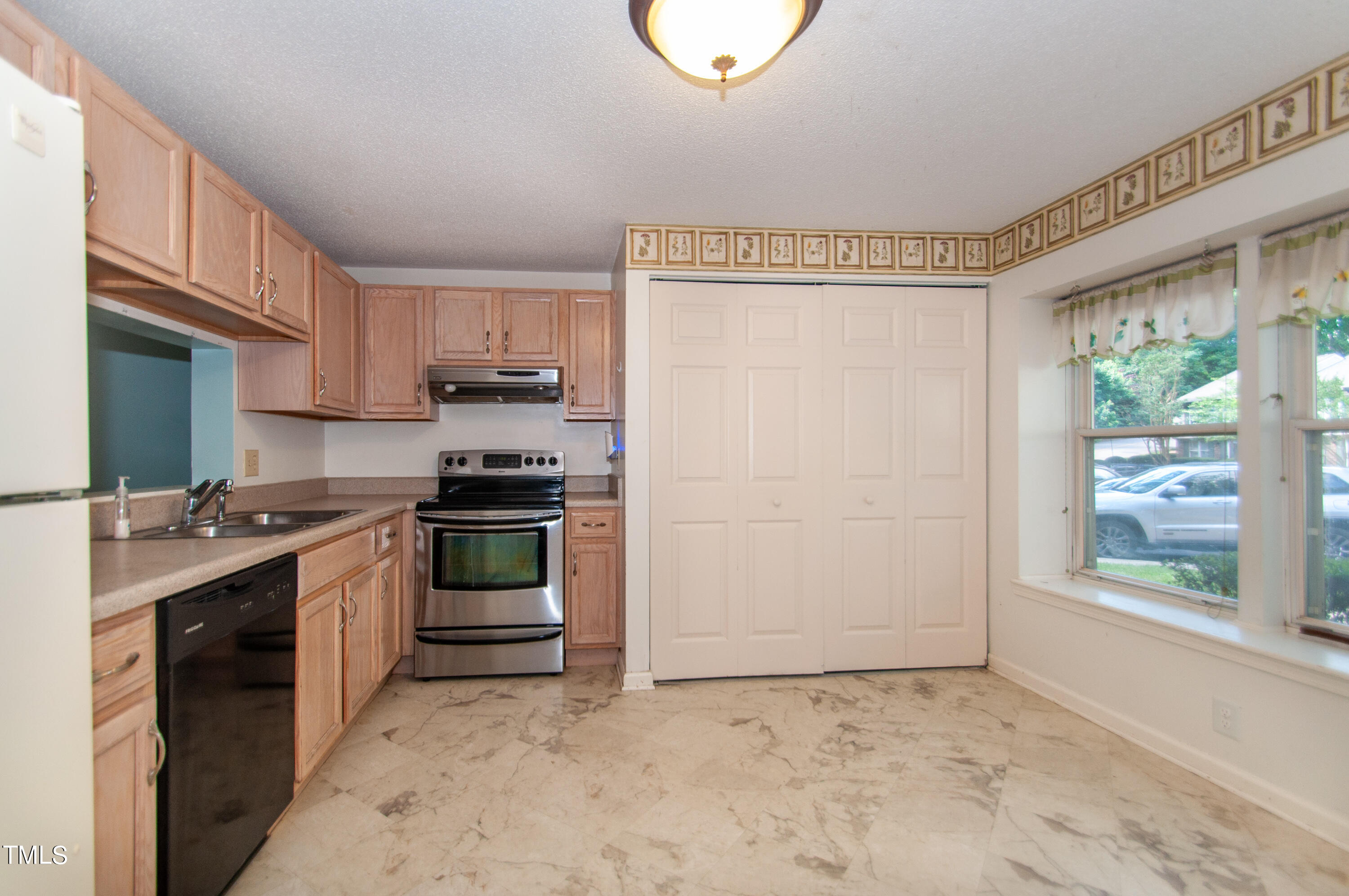 7804 Stephanie Lane Raleigh, NC 27615 - Photo 11 of 37 Eat in Kitchen (2)