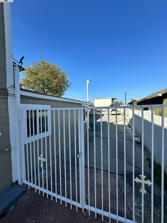 $949,950 | 1725 96th Avenue, Oakland, CA 94603