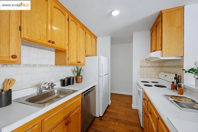 $325,000 | 250 Whitmore Street, Unit 205, Oakland, CA 94611