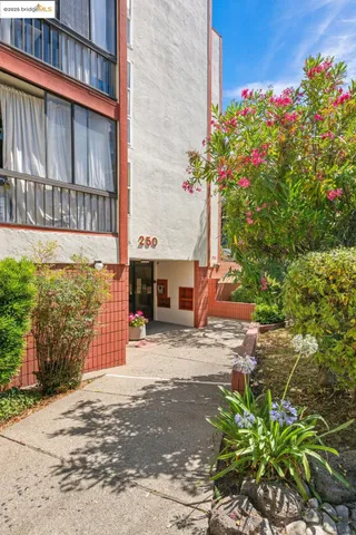 $325,000 | 250 Whitmore Street, Unit 205, Oakland, CA 94611